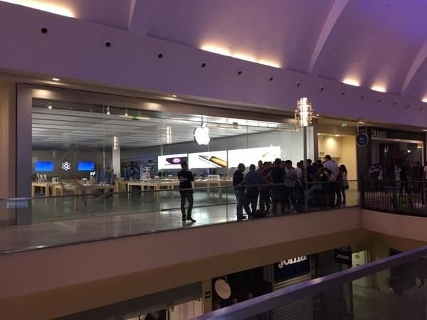 苹果iPhone6第二批开卖,排队狂潮依旧 苹果iPhone6第二批开卖,排队狂潮依旧