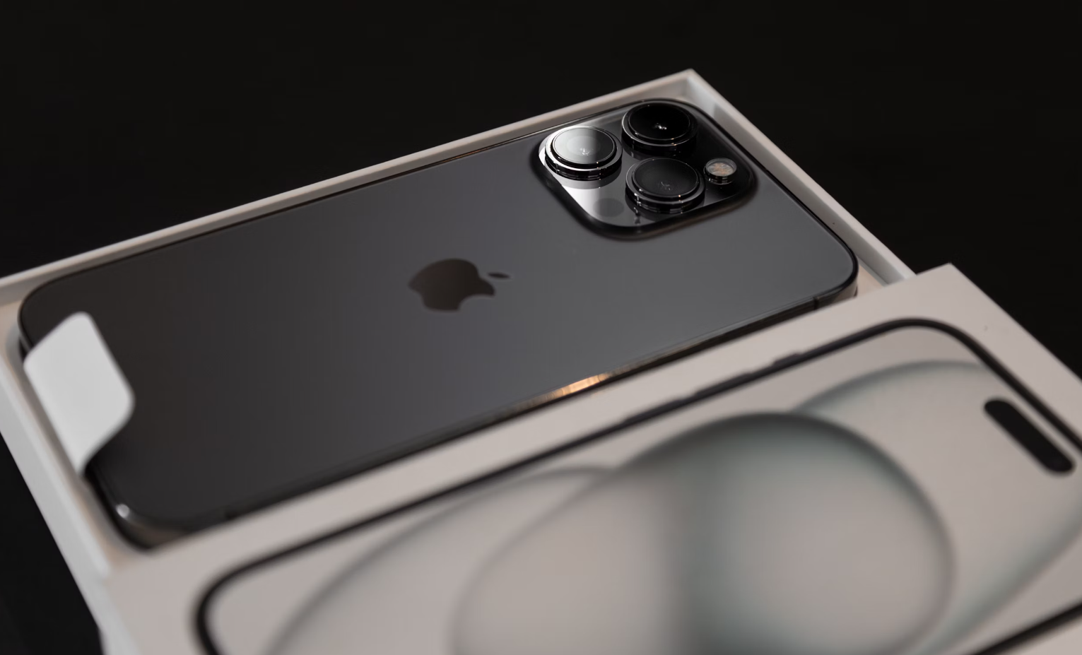 Apple Card 全新照片欣赏,重量约 14.75 克 Apple Card 全新照片欣赏,重量约 14.75 克