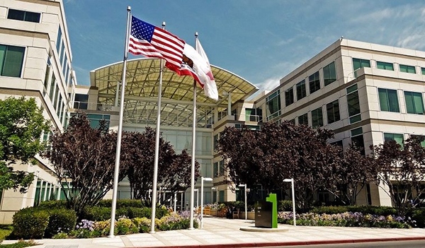 外媒分享 Cybertruck 为基础改装的 iPhone 11 Pro 上手图 外媒分享 Cybertruck 为基础改装的 iPhone 11 Pro 上手图