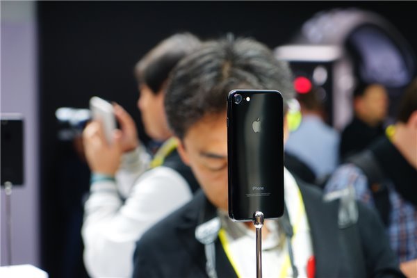 苹果 iPhone SE 3 被改装成诺基亚 1020 手机造型 苹果 iPhone SE 3 被改装成诺基亚 1020 手机造型