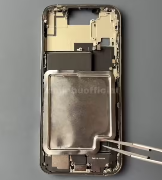 媒体根据机模照片制作了苹果 iPhone 16 渲染图 媒体根据机模照片制作了苹果 iPhone 16 渲染图