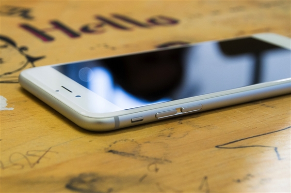 美国总统特朗普表示搭载实体按键的 iPhone 更好用 美国总统特朗普表示搭载实体按键的 iPhone 更好用