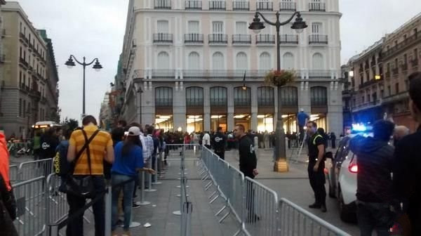 苹果iPhone6第二批开卖,排队狂潮依旧 苹果iPhone6第二批开卖,排队狂潮依旧