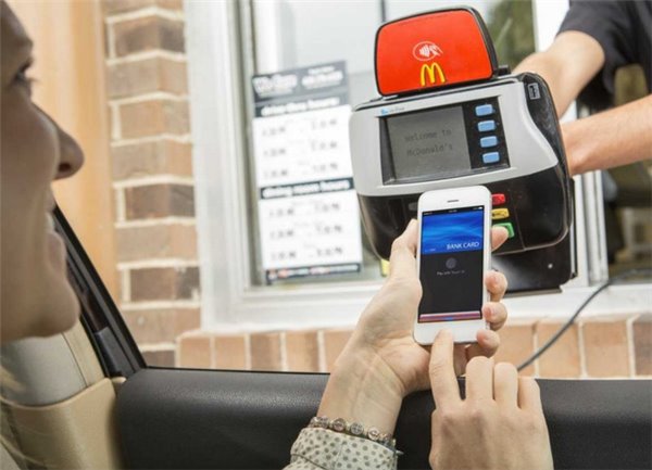 苹果新专利:可作为显示器的车载智能桌 苹果新专利:可作为显示器的车载智能桌