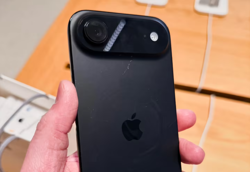 苹果 iPhone 15 系列 USB-C 组件和 SIM 卡托照片曝光 苹果 iPhone 15 系列 USB-C 组件和 SIM 卡托照片曝光