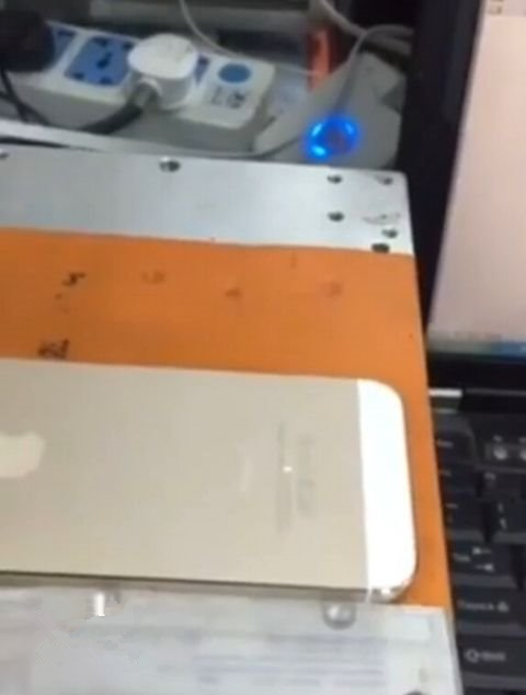 传苹果明年将会有两款 5G iPhone:5.4、6.7 英寸 OLED 屏 传苹果明年将会有两款 5G iPhone:5.4、6.7 英寸 OLED 屏