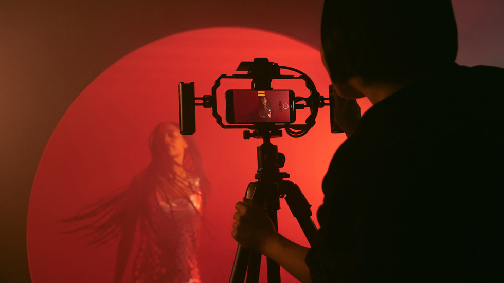 苹果支持官方账户页面疑似展示无刘海的 iPhone 苹果支持官方账户页面疑似展示无刘海的 iPhone